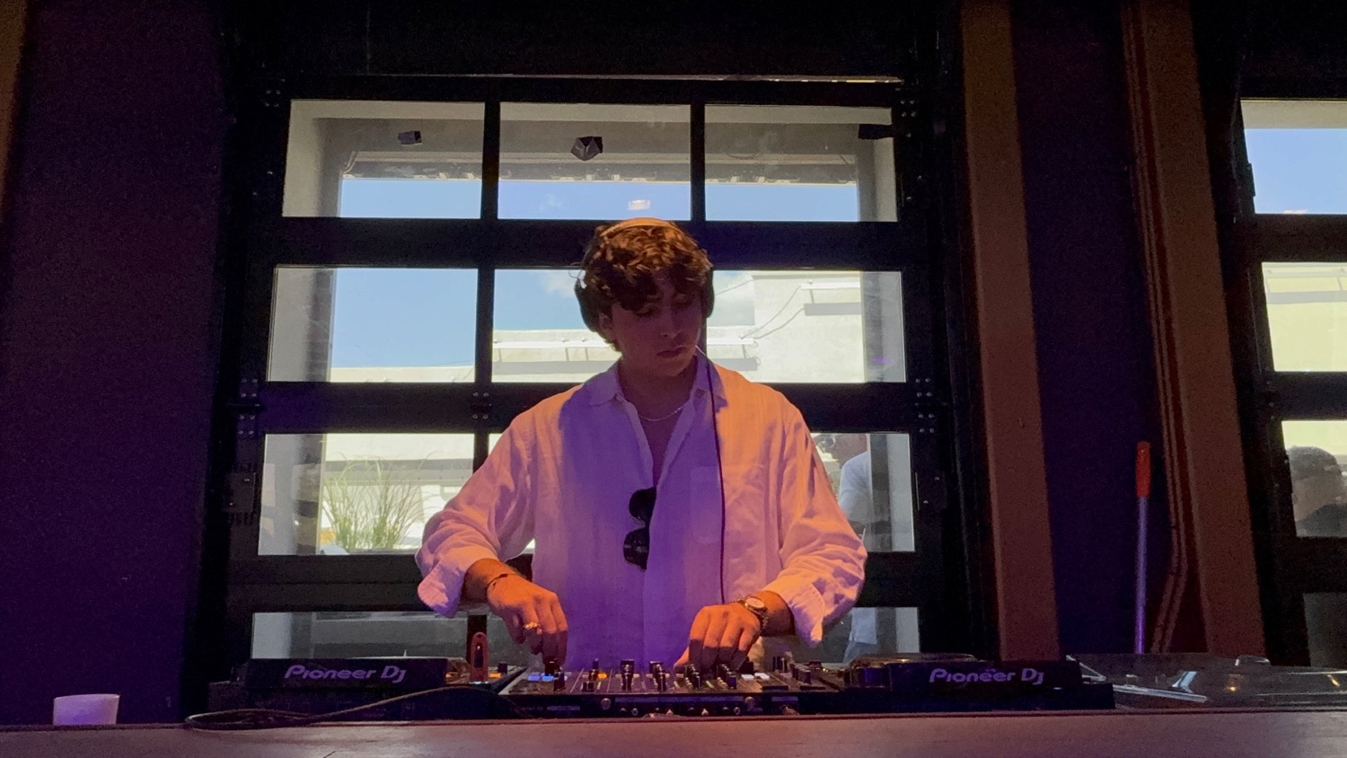 Diegato mixing in violet and amber light